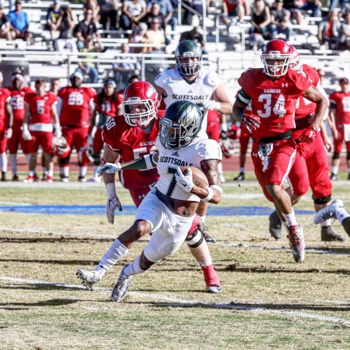Hiram Velez running the ball for Scottsdale Community College.
